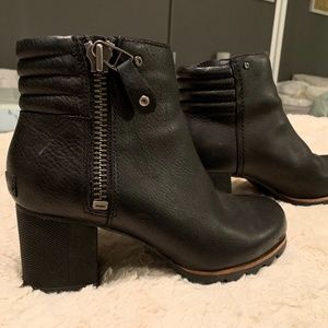 Black leather Sorel boots